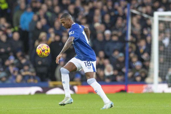 威贤配资 记者：沃特福德考虑免签阿什利-扬 伯恩利报价马马杜敦比亚遭拒