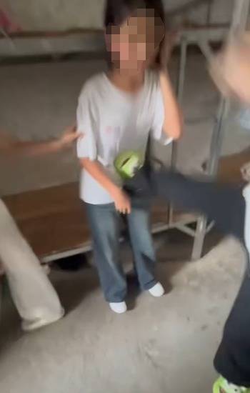 蚂蚁配资 “不会谅解！”扇巴掌踩头还比剪刀手，中学女生遭多人霸凌，家属发声